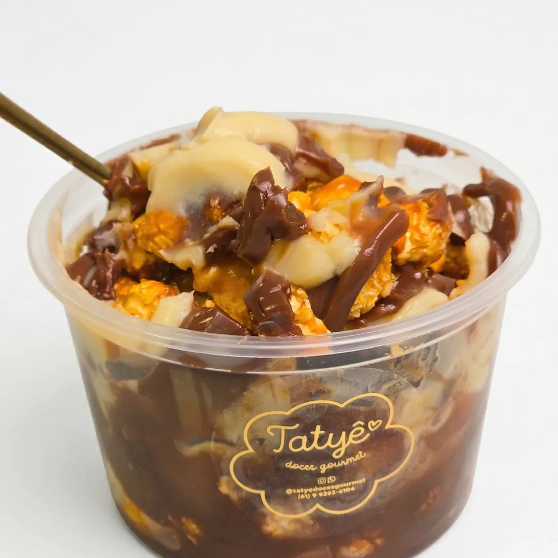Pote de pipoca gourmet com creme e caramelo da Tatyê Doces Gourmet